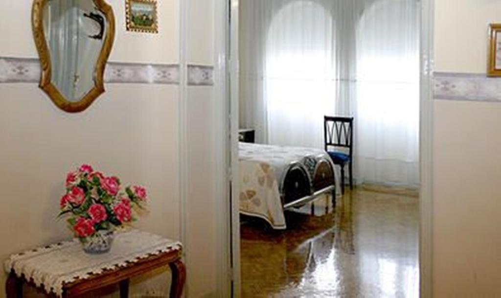 Hostal Delfina Μαδρίτη Δωμάτιο φωτογραφία