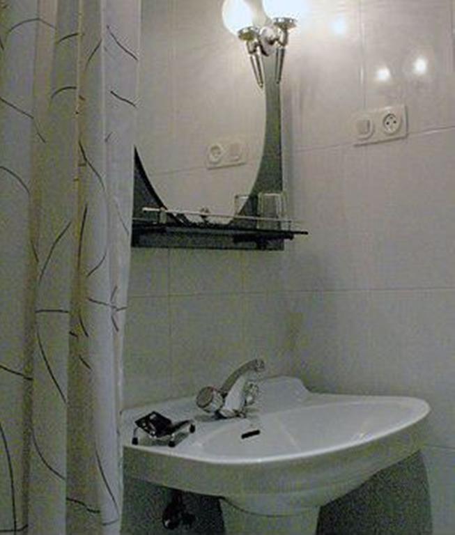 Hostal Delfina Μαδρίτη Δωμάτιο φωτογραφία