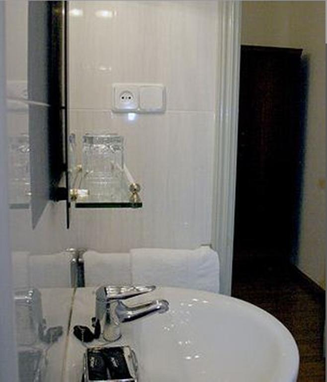 Hostal Delfina Μαδρίτη Δωμάτιο φωτογραφία